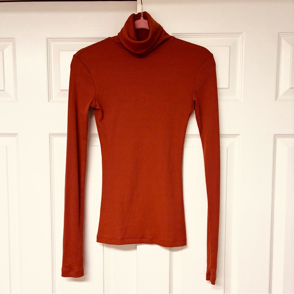NWOT Ribbed turtleneck long sleeve. Pumpkin color. Size Medium.